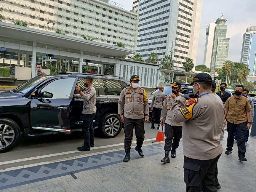 Kapolda Metro Jaya Irjen Nana Sudjana saat meninjau kesiapan new normal di Stasiun MRT Bundaran HI. Medcom.id/Christian 