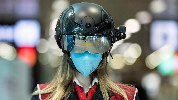  Petugas keamanan dapat memakai helm ini untuk memindai orang ketika memasuki bandara. (Foto: Dok. Theglobalherald.com)