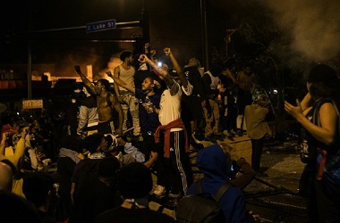 Demonstran Floyd Minta Tiga Polisi Lainnya Juga Dituntut