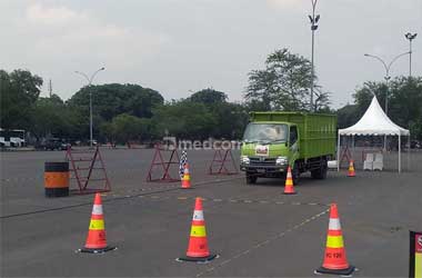 Sopir Truk & Mekanik Belajar Safety Driving Via Online ala Hino