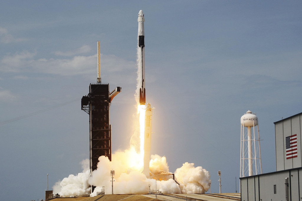 SpaceX Berhasil Luncurkan Dua Astronaut NASA ke Luar Angkasa