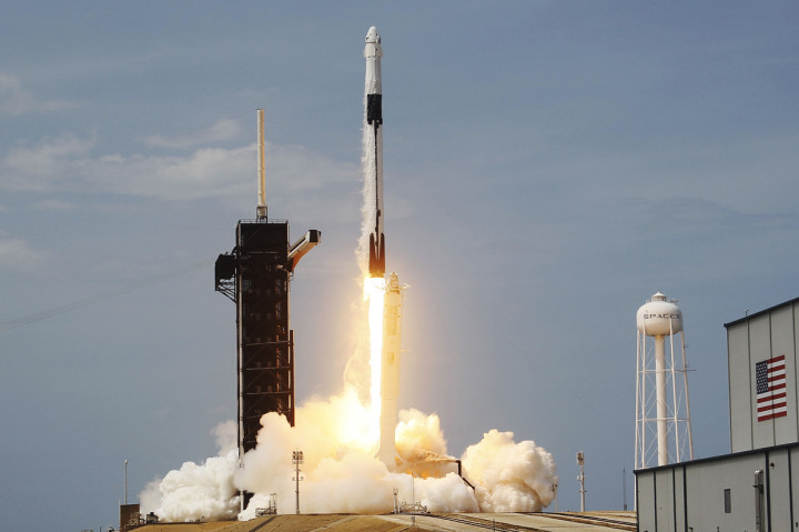 SpaceX Berhasil Luncurkan Dua Astronaut NASA ke Luar Angkasa