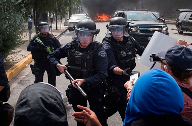 Demo Floyd di California Ricuh, Dua Bank Terbakar