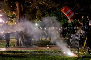 Polisi Tembakkan Gas Air Mata di Luar Gedung Putih