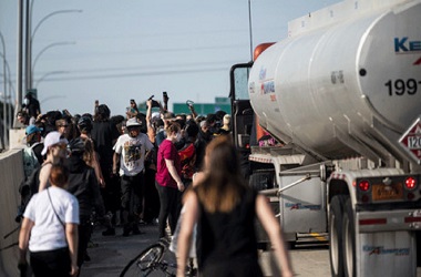 Truk dengan Kecepatan Penuh Terobos Kerumunan Pedemo Floyd