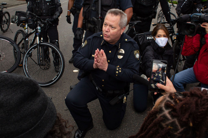 Momen Polisi AS Berlutut di Hadapan Demonstran George Floyd