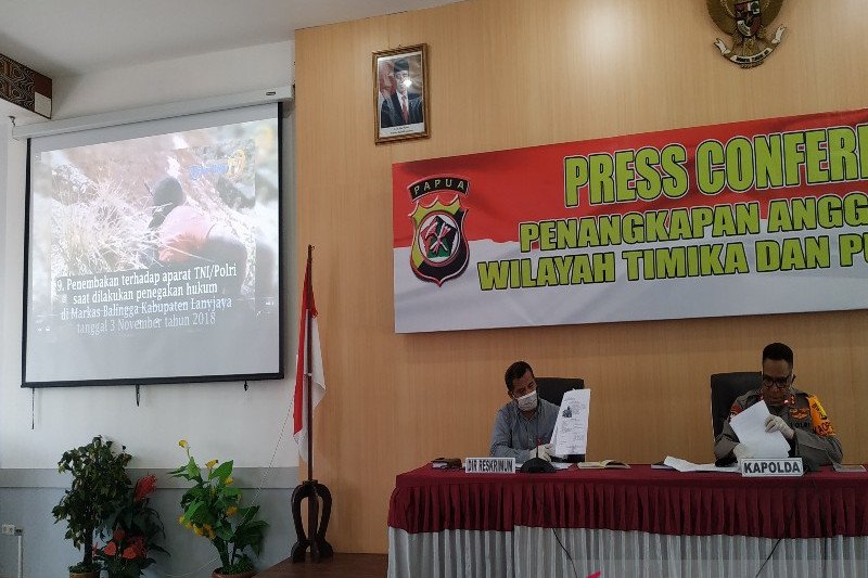 Kapolda Irjen Paulus Waterpauw saat membeberkan keterlibatan OW dalam sembilan kasus penyerangan bersama KKB di Jayapura, Selasa (2/6). (Foto: ANTARA/Evarukdijati)