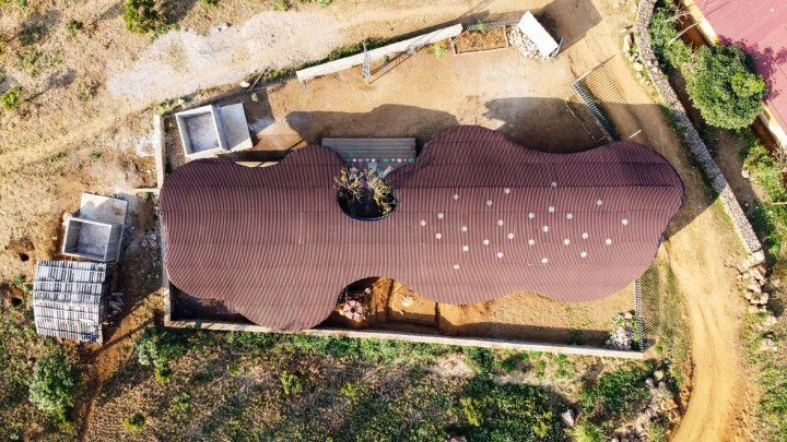 Sekolah di Vietnam dengan Atap Bergelombang