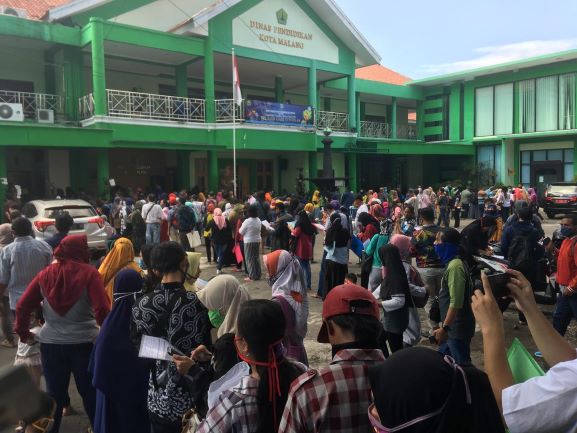 Keluhkan PPDB, Puluhan Orang Tua Geruduk Disdik Malang