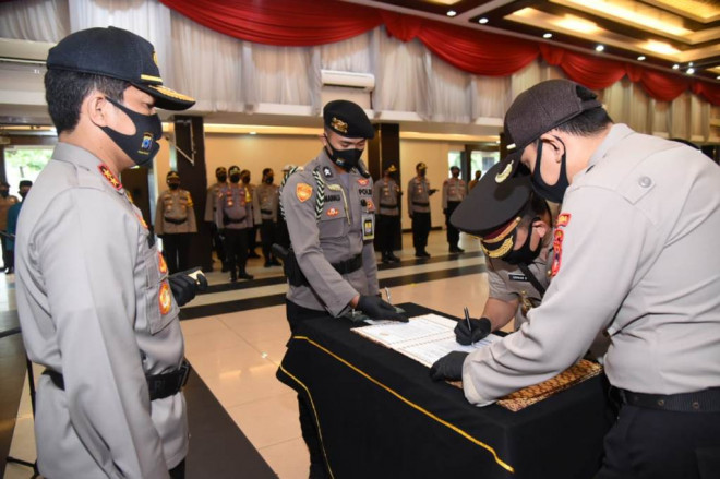 Serah terima jabatan di jajaran Polda Kalsel. Foto: Humas Polri