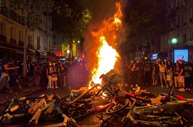 Unjuk Rasa Anti-Rasisme George Floyd Meletus di Paris