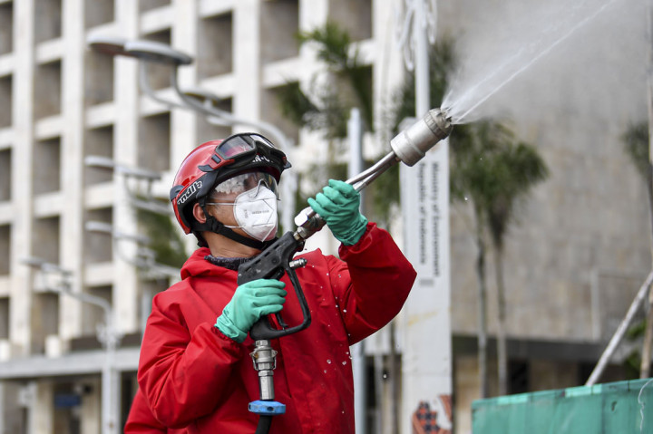 Masjid Istiqlal Disemprot Disinfektan