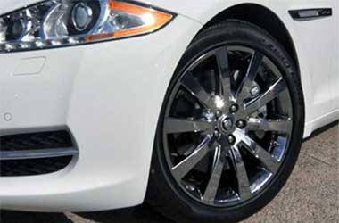 Trik Gampang Bikin Pelek Mobil Krom Tetap Kinclong