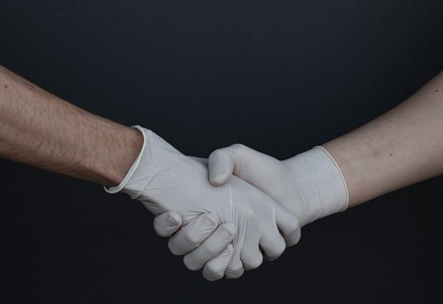 Apakah sarung tangan karet bisa melindungi Anda dari terkena virus korona atau covid-19? Berikut sejumlah alasan dari para ahli. (Foto: Pexels.com)