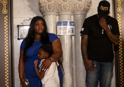 Putri Floyd Tuntut Keadilan Atas Kematian Ayahnya