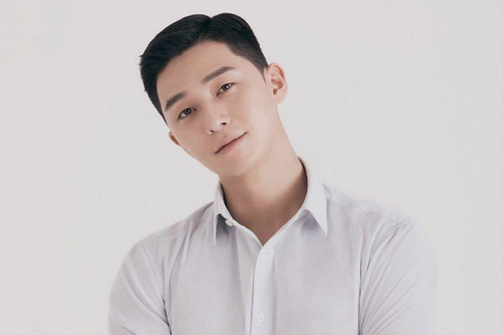 Park Seo Joon Raih Gold Play Button dari YouTube