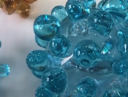 Unik! Suvenir Kristal untuk Mengenang Virus Corona