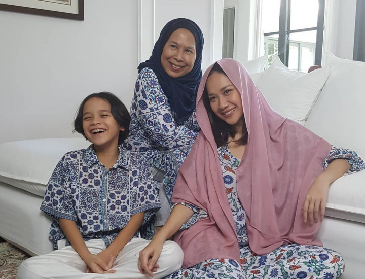 Ibunda Ashraf Senang Bisa Berlebaran Bersama BCL dan Noah