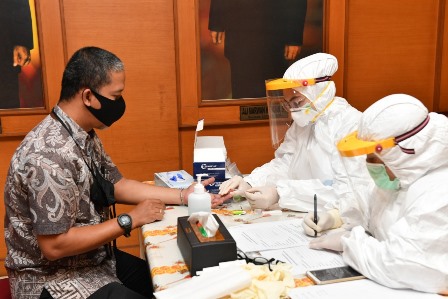 Pegawai Kemenkop UKM Lakukan <i>Rapid Test</i> Sambut Kenormalan Baru