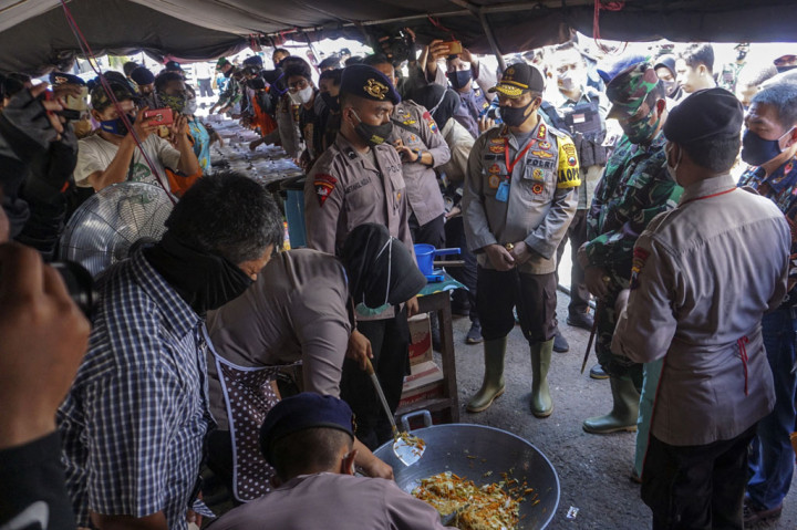 Polda Jateng dan Kodam IV/Diponegoro Bantu Korban Rob Pekalongan