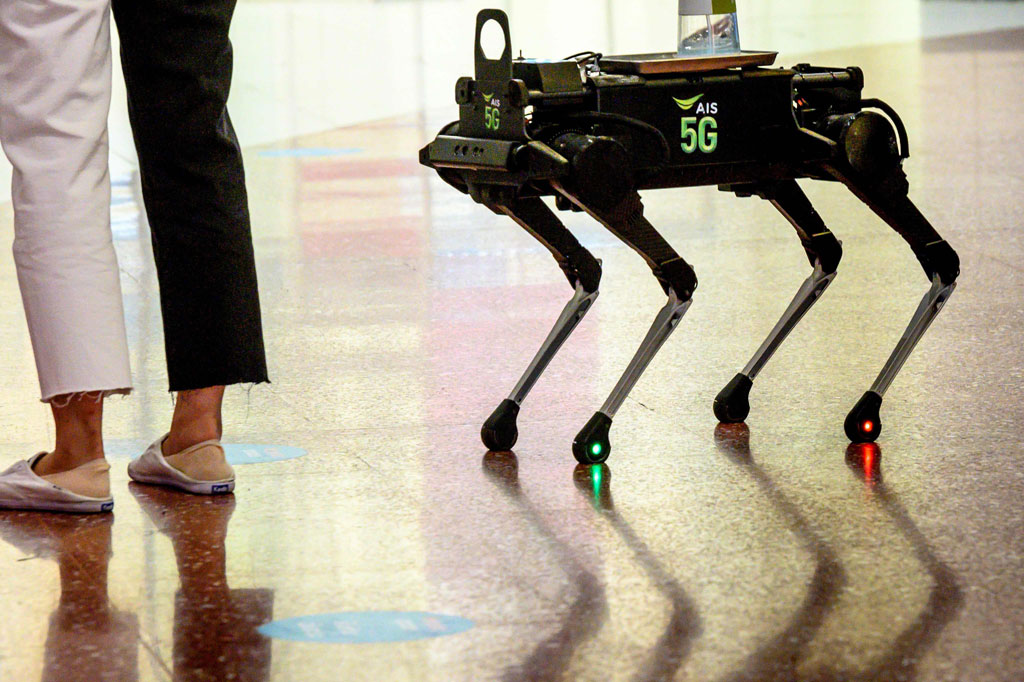 Robot Anjing Bagikan Hand Sanitizer ke Pengunjung Mal Thailand