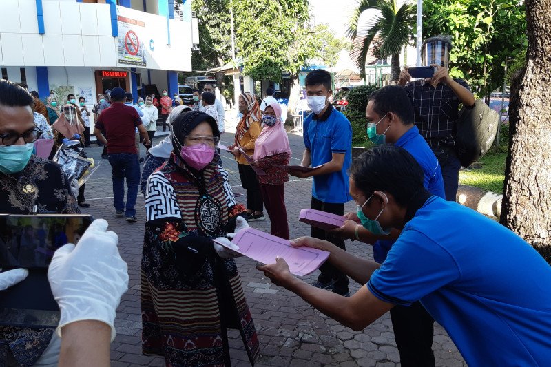 Risma Keliling Rumah  Sakit  Bantu Petugas Kebersihan 