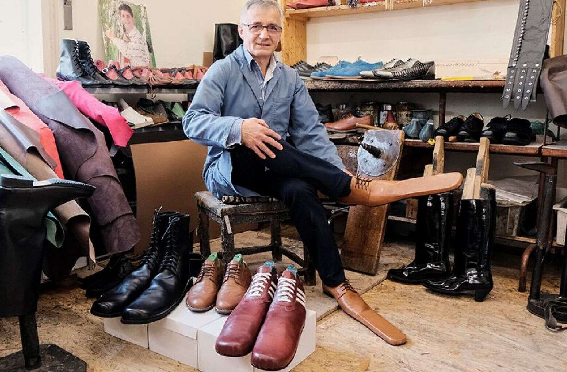 Terapkan Social Distancing, Pria Ini Ciptakan Sepatu Unik!