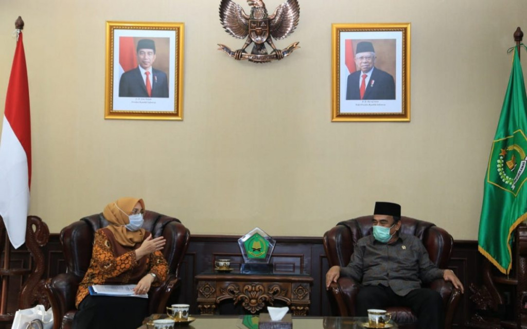 Rektor UIN Jakarta Amany Lubis (kiri) dengan Menteri Agama Fachrul Razi (kanan). Dokumentasi UIN Jakarta