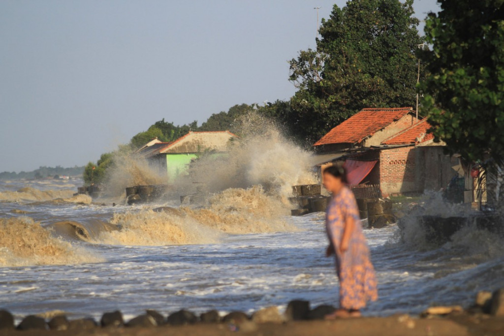 Ilustrasi rumah warga diterjang ombak di Pantai Indramayu. Foto: Antara