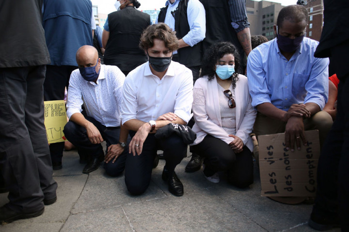 Kecam Rasisme, PM Trudeau Berlutut Bersama Ribuan Pengunjuk Rasa