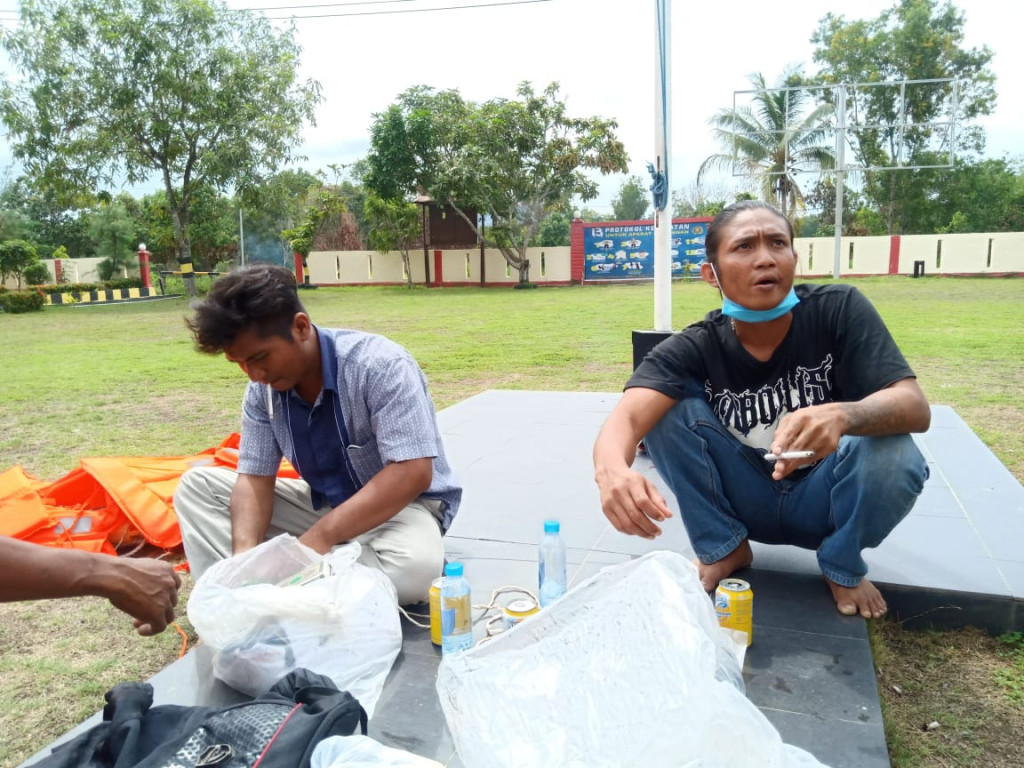 Dua ABK, Reynalfi, 22, dan Andri Juniansyah, 30, diselamatkan nelayan menuju Karimun, Provinsi Kepulauan Riau.