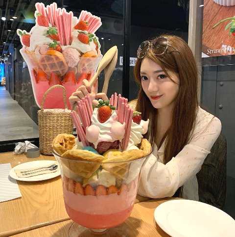 Kenikmatan 22 Scoop Es Krim Sundae