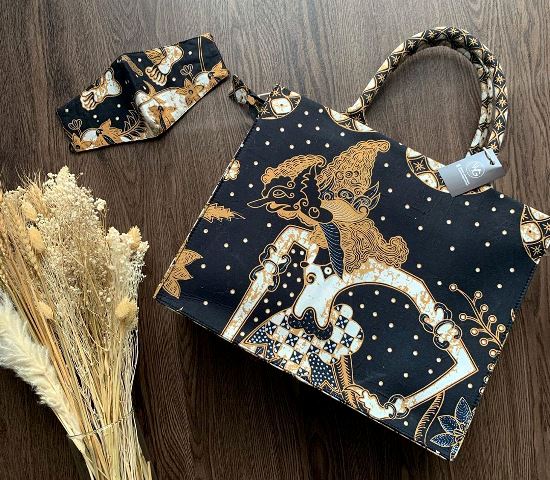 Tren Fesyen Saat Pandemi, Matchingkan Masker dengan Tas