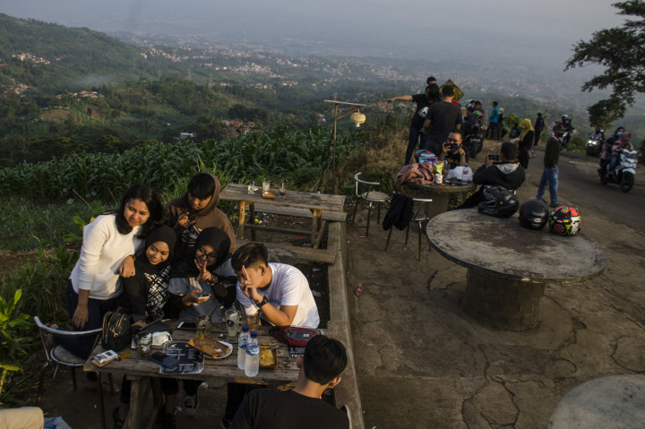 Kawasan Wisata Caringin Tilu Bandung Ramai Pengunjung