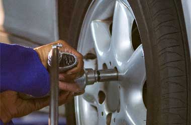 Rutin Cek Baut Roda,  Perawatan Wajib untuk Mobil Harian