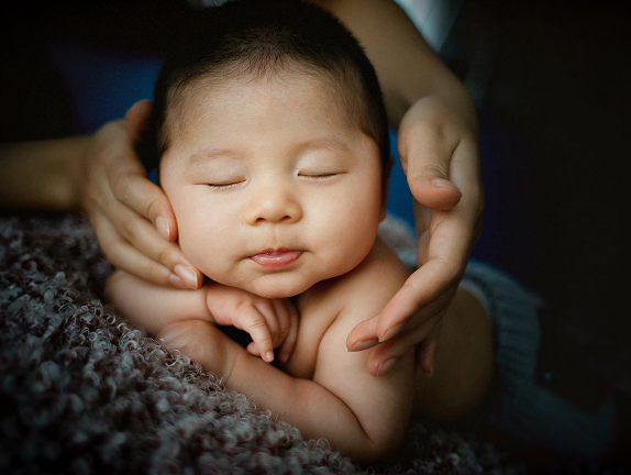 Stimulasi sentuhan yang diberikan oleh orang tua melalui pijat bayi memiliki sangat banyak manfaat, terutama selama periode emas. (Foto: Ilustrasi. Dok. Unsplash.com)