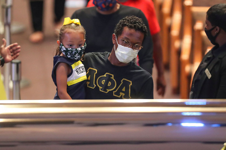 Ribuan Pelayat Beri Penghormatan Terakhir untuk George Floyd