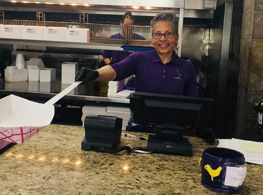 Restoran Ayam Goreng di New Orleans Perkenalkan Sistem Katrol untuk Pelanggan