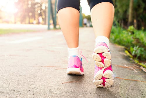 Latihan berjalan kaki dapat membantu melancarkan aliran darah, terutama pada kaki.