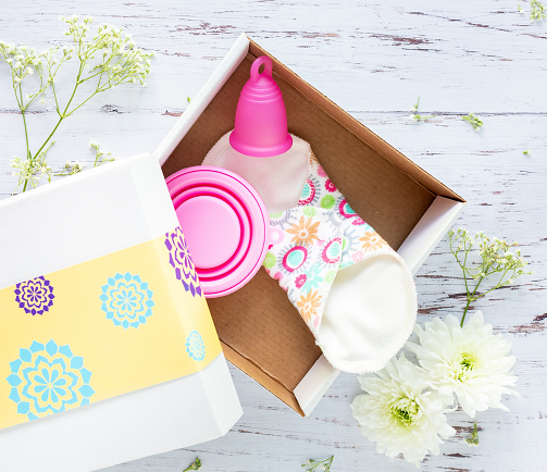 (Biasanya menstrual cup terbuat dari bahan silicon atau karet. Menstrual cup sangat lentur sehingga kamu harus melipatnya sebelum dimasukkan ke dalam vagina. Foto: Ilustrasi. Dok. Pexels.com)