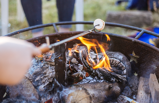  Selain sekadar untuk menghangatkan tubuh, firepit juga bisanya digunakan untuk memanggang makanan kecil. (Foto: Ilustrasi. Dok. Unsplash.com)