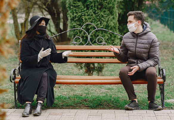Johnson menceritakan  kisah orang-orang yang bertemu di taman kosong untuk mengobrol sambil berpisah dengan jarak sosial demi menghindari terpaparnya virus. (Foto: Ilustrasi. Dok. Pexels.com)