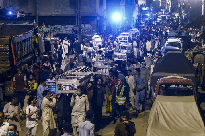 Korban Tewas akibat Bangunan Ambruk di Pakistan Dimakamkan