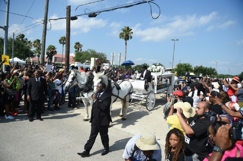 Kereta kuda membawa jenazah George Floyd yang berada di dalam peti berwarna emas di Houston, Texas, Selasa 9 Juni 2020. (Foto: AFP)