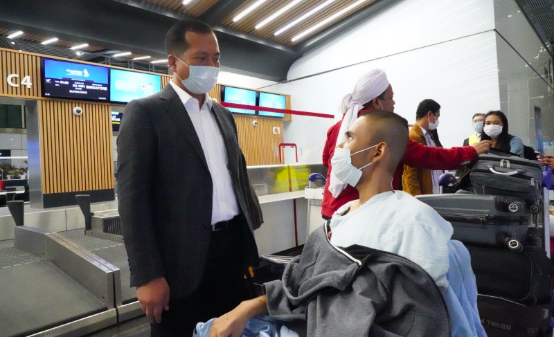 Duta Besar RI untuk Turki, Lalu Muhamad Iqbal (berjas), bersama seorang WNI yang dipulangkan ke Tanah Air. Foto: KBRI Ankara