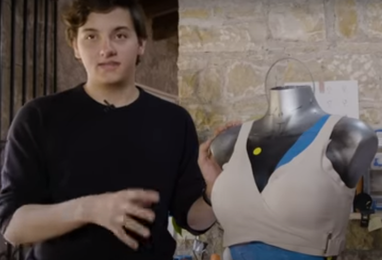 EVA memiliki sensor pada bra buatan mereka yang dapat mengetahui suhu permukaan dari payudara. (Foto: Dok. Youtube/@Greatbigstroy)