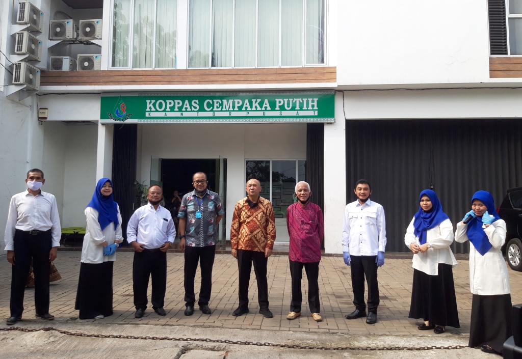 Menteri Koperasi dan UKM Teten Masduki didampingi Direktur Utama LPDB Supomo berkunjung ke Koppas Cempaka Putih, Jakarta Pusat, pada Kamis, 11 Juni 2020 (Foto:Medom.id/Intan Yunelia)