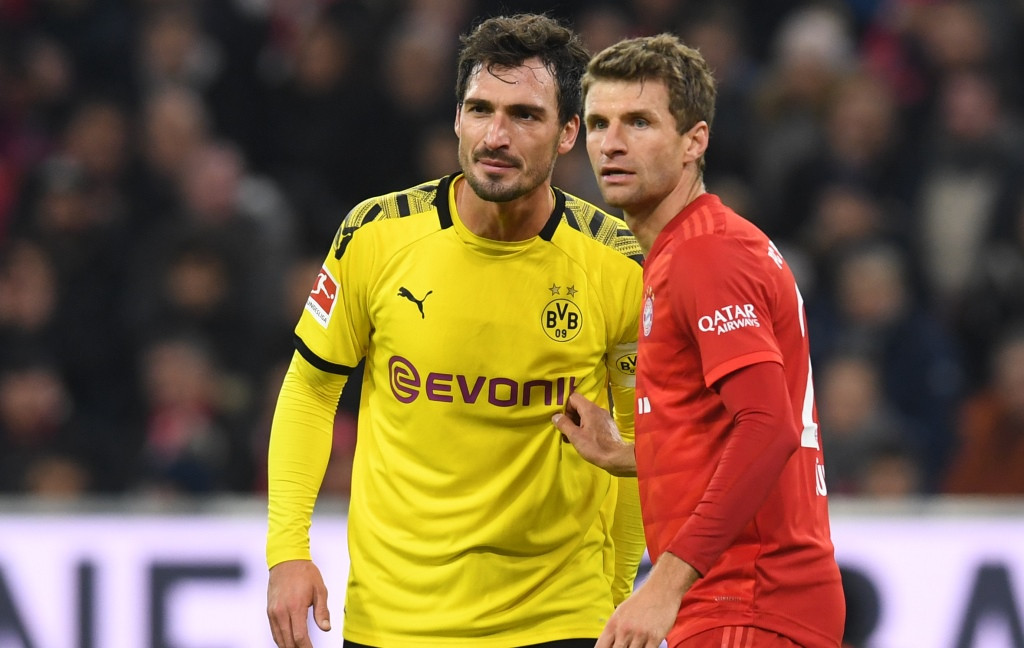 Bek Borussia Dortmund Mats Hummels (kiri) menjaga penyerang Bayern Muenchen Thomas Mueller (kanan) (Foto: AFP/Christof Stache)