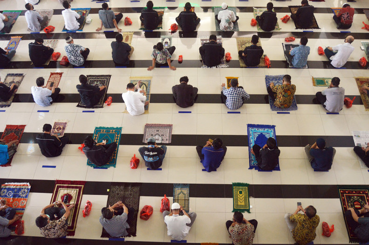 Masjid Nursiah Daud Paloh Gelar Salat Jumat dengan Protokol Kesehatan