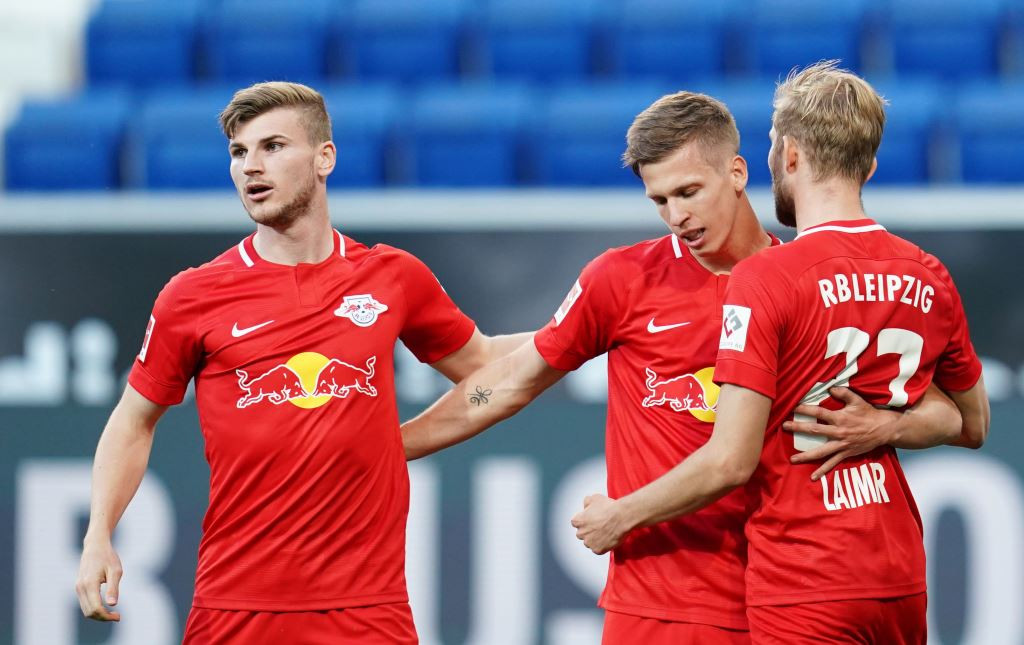 Momen saat gelandang RB Leipzig Dani Olmo (kanan kedua) berselebrasi dengan rekan setimnya usai membobol gawang Hoffenheim (Foto: AFP/Uwe Anspach)